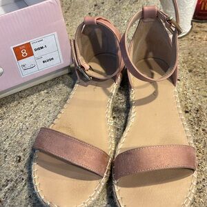 Size 8, light pink, slightly used, very comfortable.